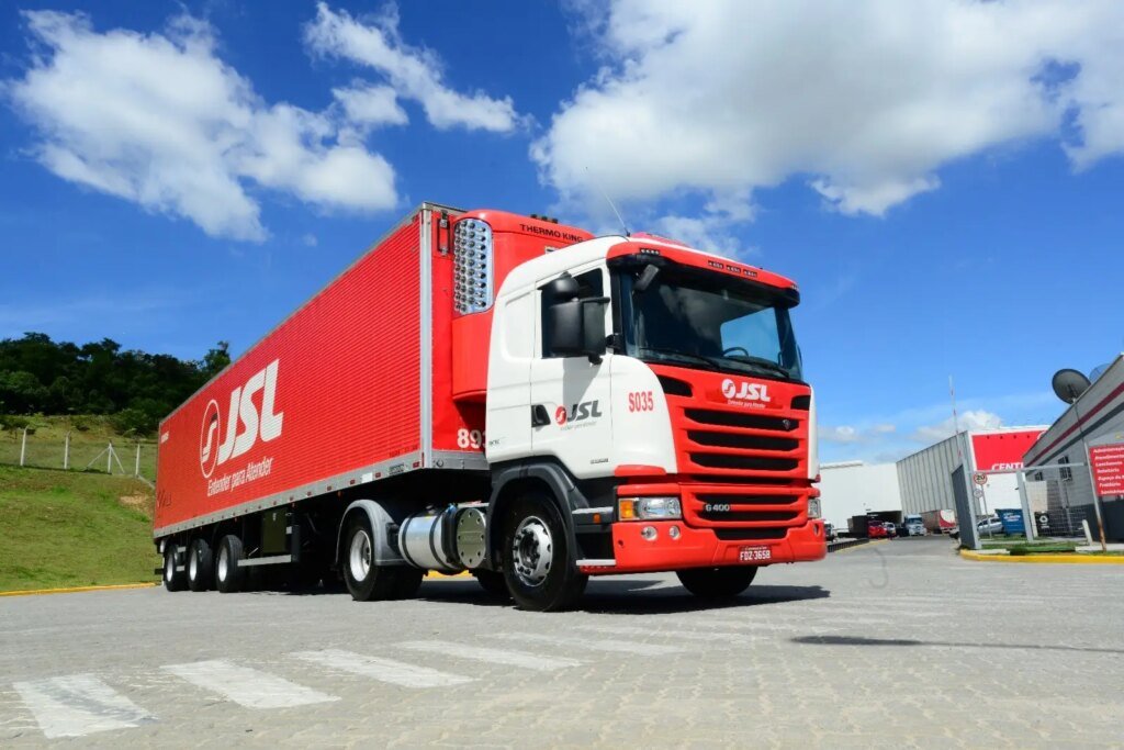 JSL (JSLG3) tem lucro ajustado de R$ 35,8 bi, com queda de 50,7% no 3º tri